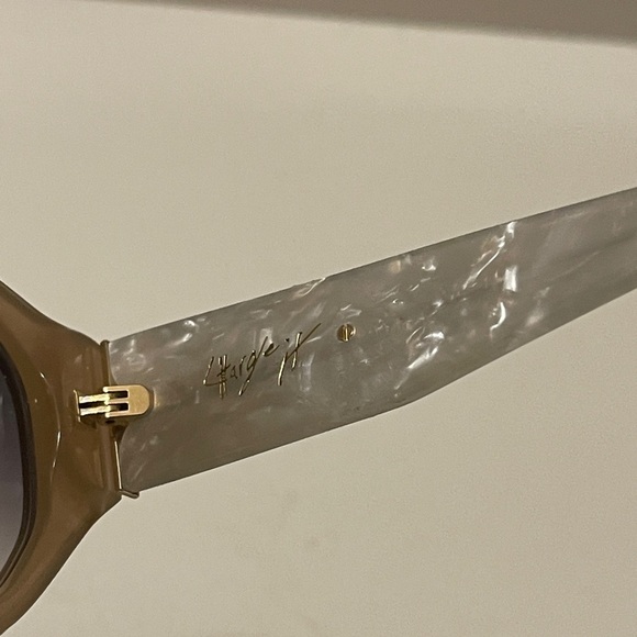 Dezi Eyewear - Charge It Alluded Nud
/ Smoke Gradient. Chic and attractive - Picture 11 of 16